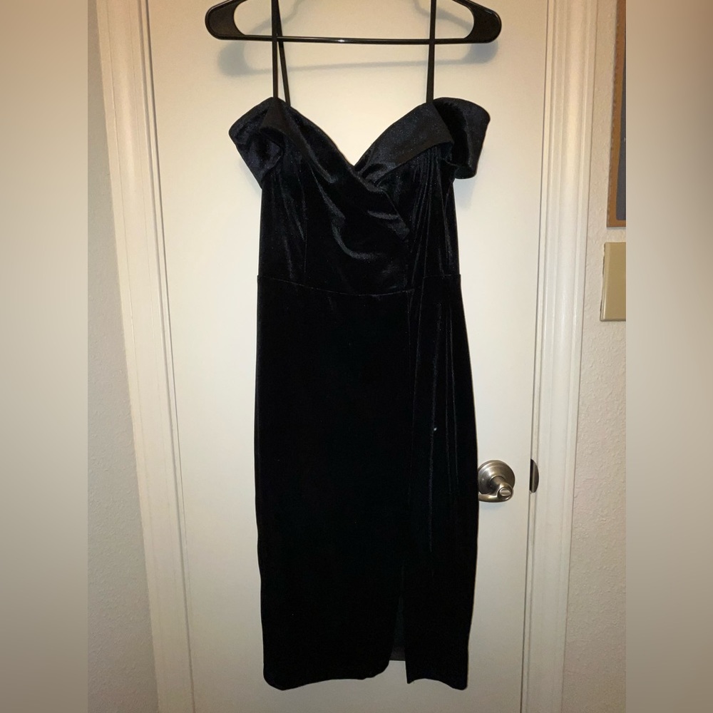 Velvety holiday dress! So so so cute. Brand new, already took tags off.